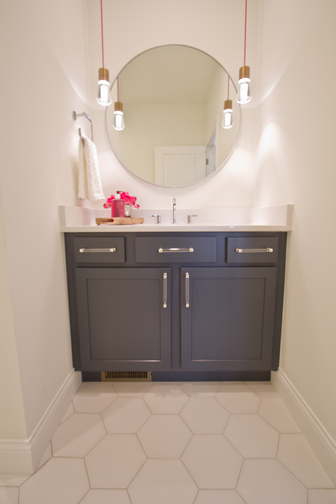 Exempel på ett mellanstort modernt vit vitt badrum med dusch, med luckor med infälld panel, blå skåp, klinkergolv i porslin, ett undermonterad handfat, bänkskiva i kvarts och vitt golv