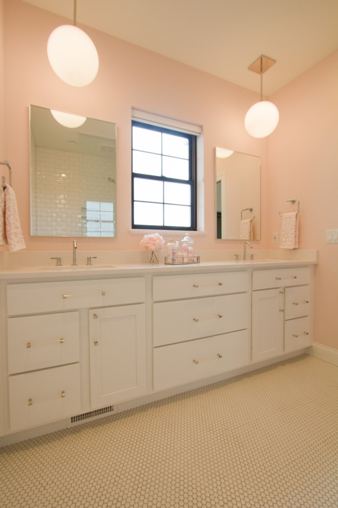 Стильный дизайн: детская ванная комната среднего размера в современном стиле с белыми фасадами, накладной ванной, душем над ванной, розовыми стенами, полом из мозаичной плитки, врезной раковиной, столешницей из искусственного кварца, белым полом, белой столешницей, фасадами с утопленной филенкой, тумбой под две раковины и встроенной тумбой - последний тренд