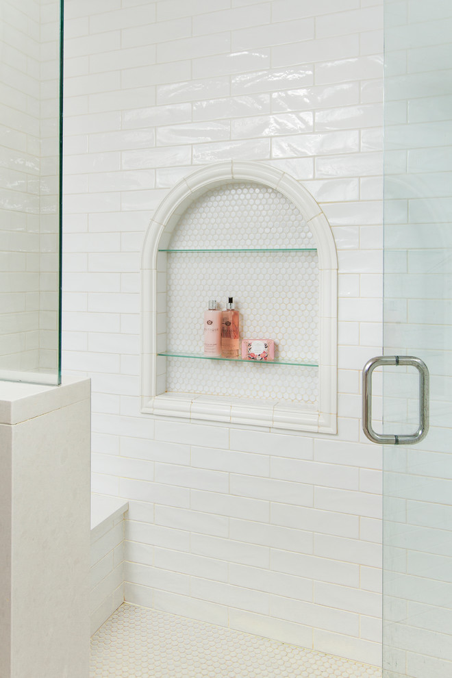 Idéer för ett mellanstort klassiskt en-suite badrum, med blå väggar, marmorgolv, skåp i shakerstil, vita skåp, ett badkar med tassar, en hörndusch, tunnelbanekakel och ett undermonterad handfat