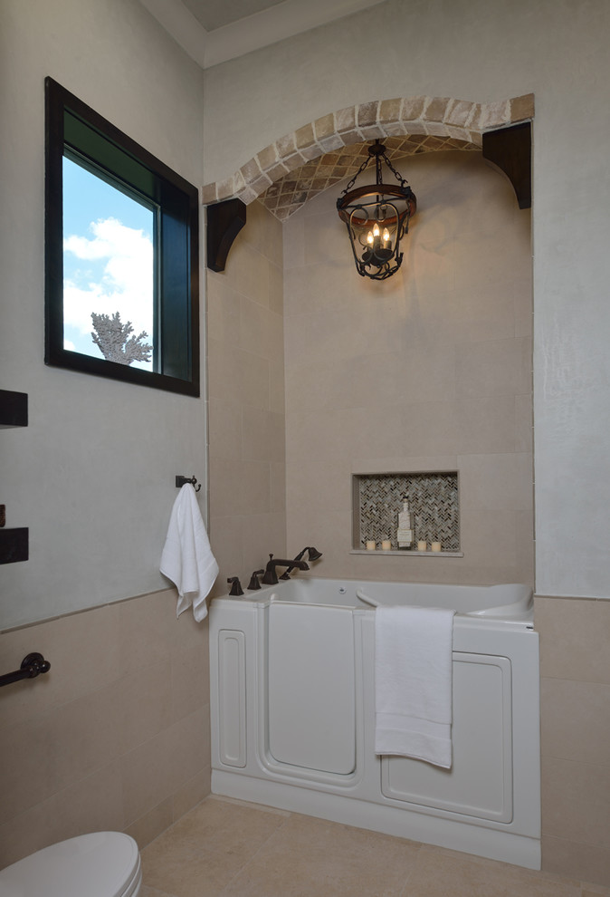 Стильный дизайн: большая главная ванная комната в стиле фьюжн с гидромассажной ванной, бежевой плиткой, керамической плиткой, белыми стенами, полом из керамической плитки и бежевым полом - последний тренд