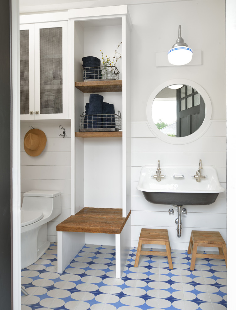 Inspiration för stora lantliga badrum med dusch, med skåp i shakerstil, vita skåp, vita väggar, klinkergolv i keramik, ett väggmonterat handfat och blått golv