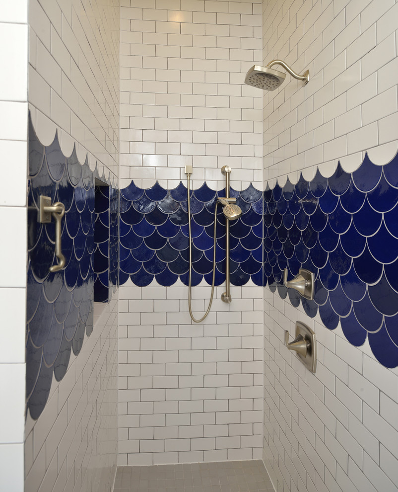 Esempio di una grande stanza da bagno con doccia country con doccia alcova, piastrelle bianche, piastrelle in ceramica, pareti bianche, pavimento con piastrelle in ceramica, pavimento blu e porta doccia a battente