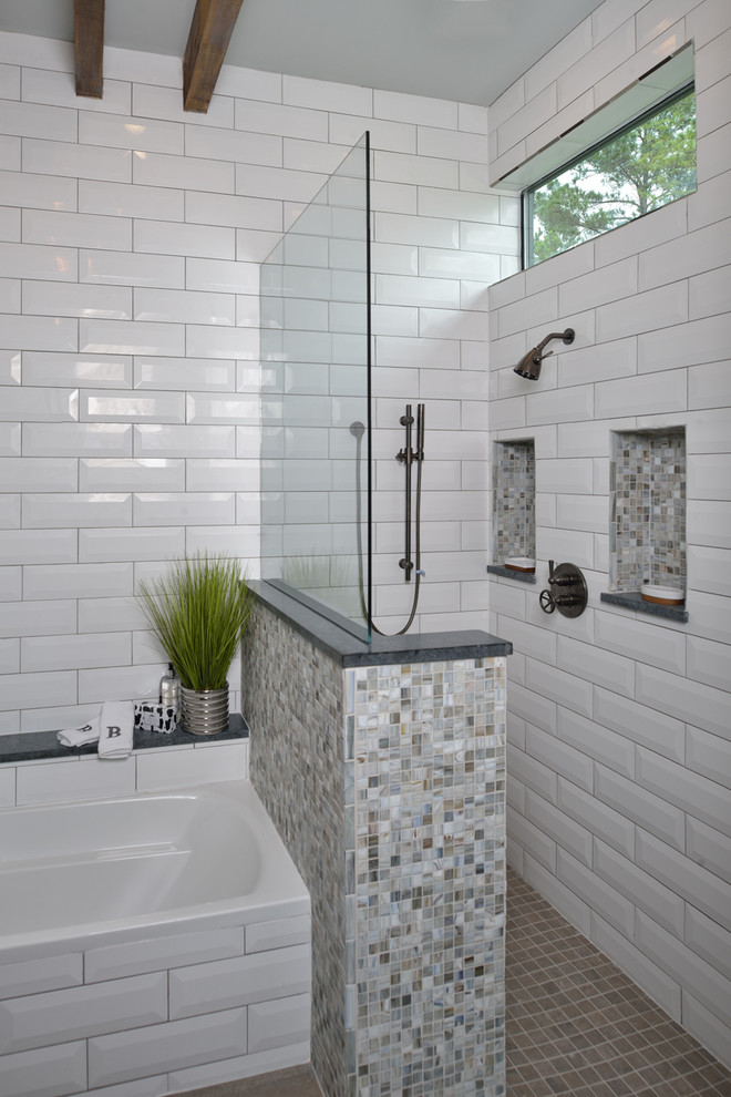 Стильный дизайн: большая детская ванная комната в стиле кантри с ванной в нише, открытым душем, белой плиткой, керамической плиткой, белыми стенами, полом из керамической плитки, бежевым полом и открытым душем - последний тренд