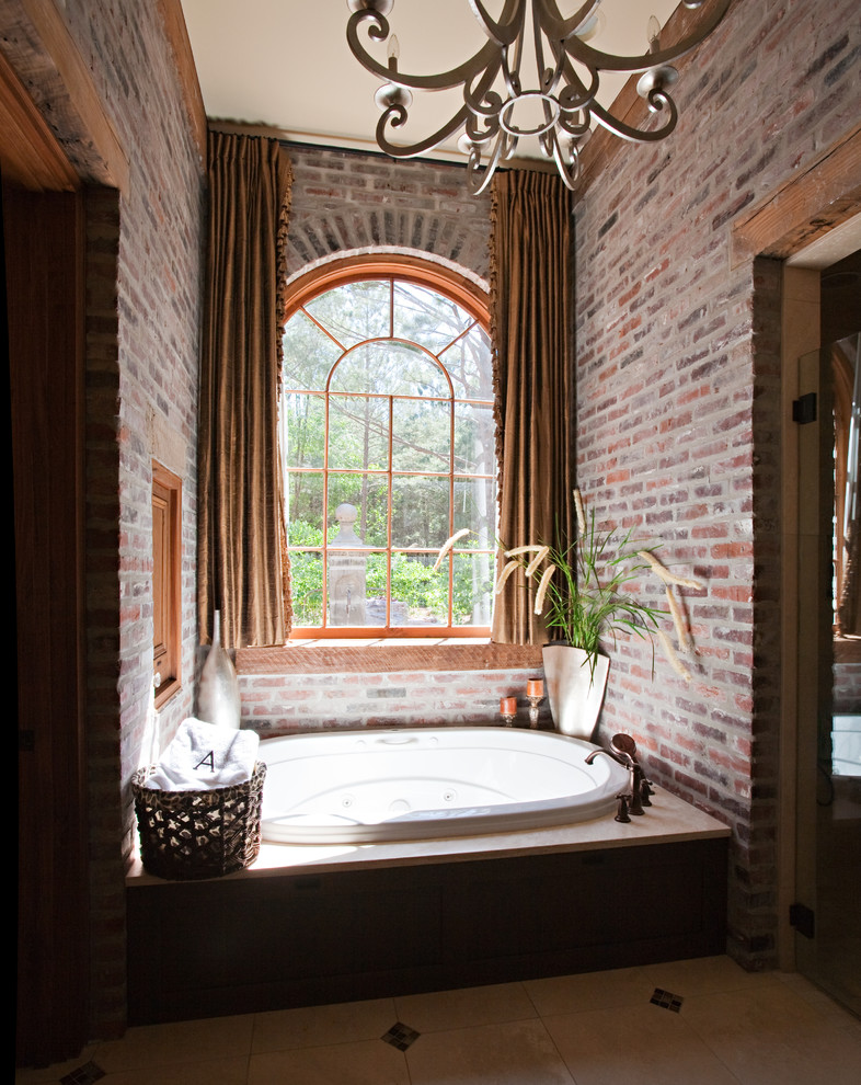 Diseño de cuarto de baño clásico con bañera encastrada
