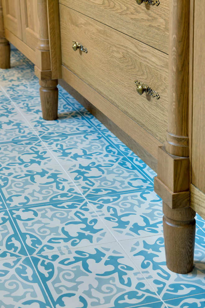 Ispirazione per una stanza da bagno padronale country di medie dimensioni con consolle stile comò, ante in legno scuro, piastrelle blu, piastrelle di cemento e pavimento con piastrelle in ceramica