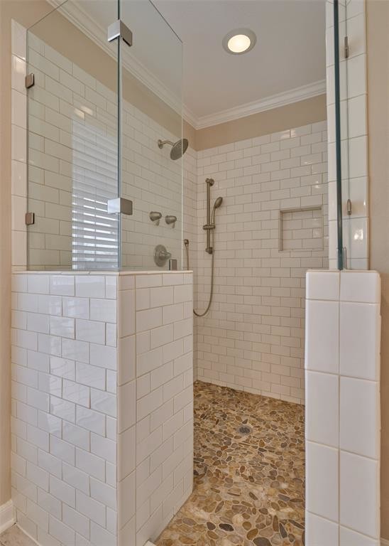 Inspiration för shabby chic-inspirerade en-suite badrum, med en dusch i en alkov, vit kakel, tunnelbanekakel, beige väggar, klinkergolv i småsten, beiget golv och med dusch som är öppen