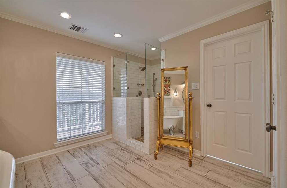 Idee per una stanza da bagno shabby-chic style con doccia alcova, piastrelle beige, piastrelle diamantate, pareti beige, pavimento con piastrelle in ceramica, pavimento bianco e doccia aperta