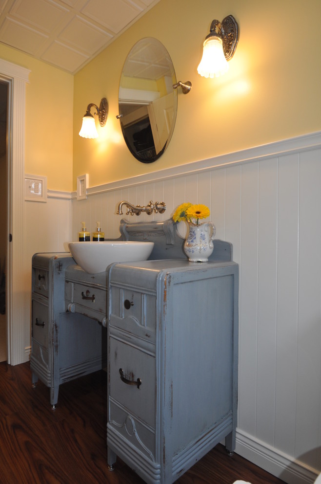 Esempio di una stanza da bagno country di medie dimensioni con consolle stile comò, ante con finitura invecchiata e pavimento in vinile