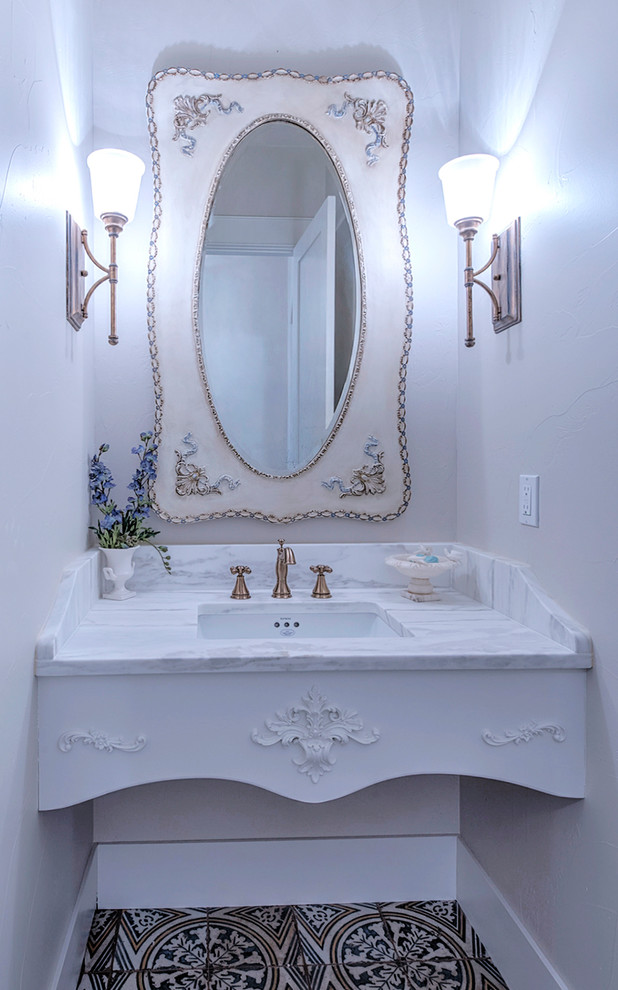 Imagen de cuarto de baño romántico pequeño con paredes beige, aseo y ducha y lavabo bajoencimera