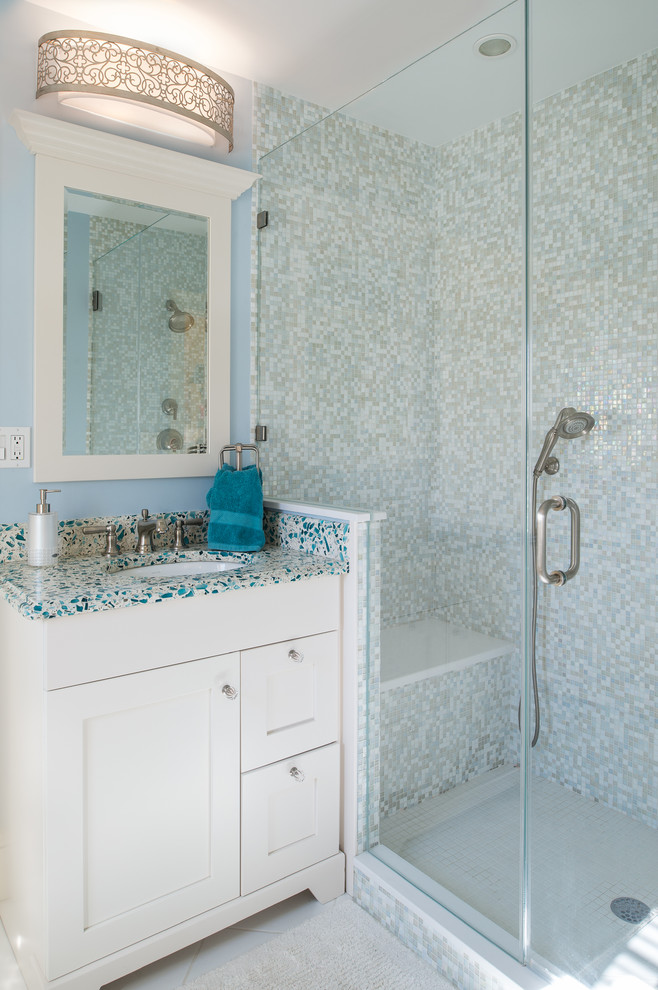 Inspiration pour une salle de bain traditionnelle de taille moyenne avec un lavabo encastré, un placard à porte shaker, des portes de placard blanches, un carrelage multicolore, mosaïque, un mur bleu, un plan de toilette bleu, un plan de toilette en verre recyclé, un sol blanc et une cabine de douche à porte battante.