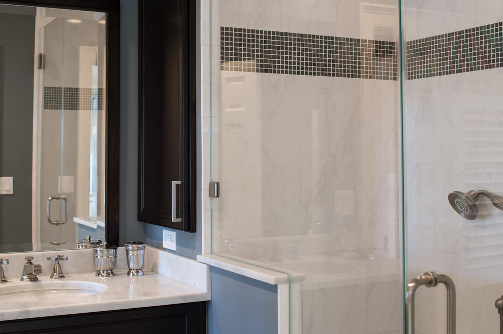 Foto på ett mellanstort vintage vit badrum med dusch, med svarta skåp, en dusch i en alkov, grå kakel, marmorkakel, blå väggar, ett undermonterad handfat, marmorbänkskiva och dusch med gångjärnsdörr