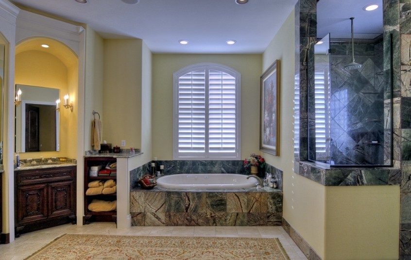 Diseño de cuarto de baño principal tradicional grande con armarios con paneles con relieve, puertas de armario de madera en tonos medios, bañera encastrada, ducha esquinera y ducha abierta