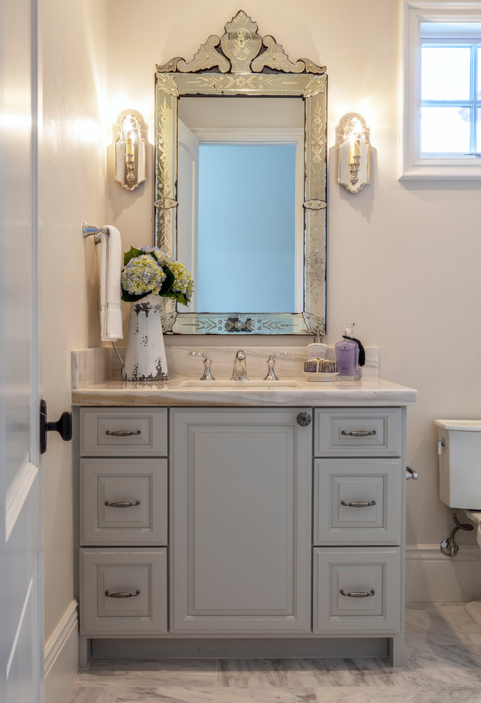 Свежая идея для дизайна: ванная комната среднего размера в классическом стиле с фасадами в стиле шейкер, серыми фасадами, душем в нише, серыми стенами, мраморным полом, душевой кабиной, врезной раковиной, столешницей из гранита, серым полом, душем с распашными дверями и бежевой столешницей - отличное фото интерьера