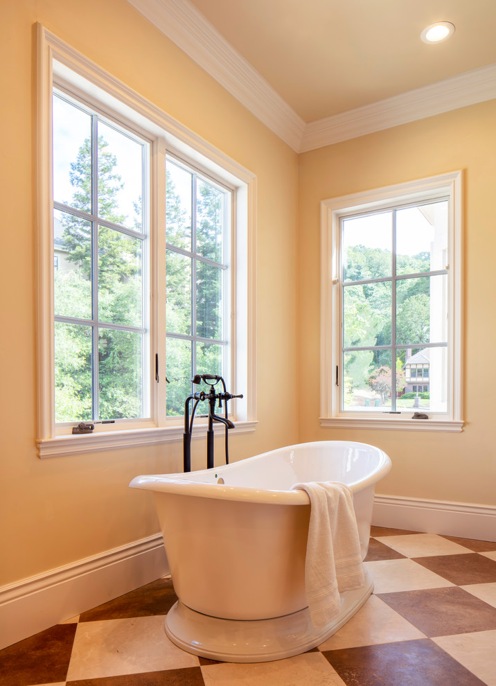 Klassisk inredning av ett mellanstort beige beige en-suite badrum, med luckor med upphöjd panel, vita skåp, ett fristående badkar, en hörndusch, beige kakel, beige väggar, marmorgolv, ett undermonterad handfat, marmorbänkskiva och beiget golv