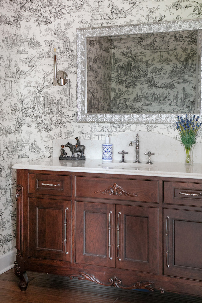 Foto på ett mellanstort beige badrum med dusch, med möbel-liknande, bruna skåp, flerfärgade väggar, mörkt trägolv och bänkskiva i kvarts