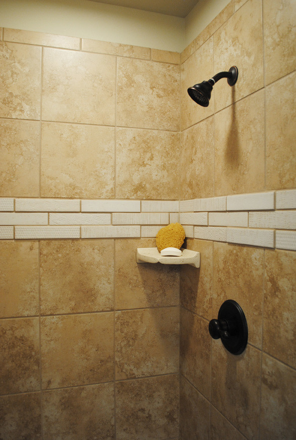 Cette photo montre une douche en alcôve principale éclectique de taille moyenne avec un lavabo posé, des portes de placard grises, un plan de toilette en stratifié, une baignoire posée, WC séparés, un carrelage beige, des carreaux de porcelaine, un mur beige et un sol en vinyl.