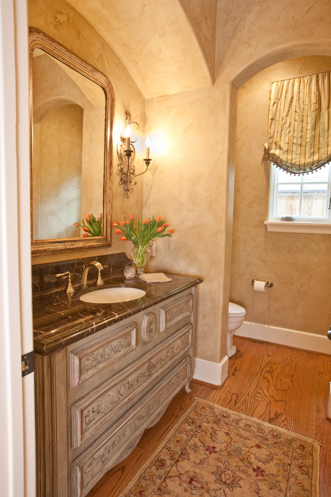 Idee per una grande stanza da bagno con doccia tradizionale con lavabo da incasso, consolle stile comò, ante beige, top in marmo, WC monopezzo, pareti beige e parquet chiaro