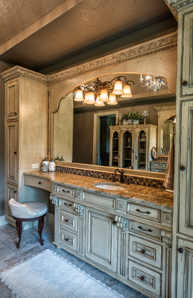 Inredning av ett klassiskt stort en-suite badrum, med ett undermonterad handfat, luckor med upphöjd panel, skåp i slitet trä, granitbänkskiva, ett platsbyggt badkar, en öppen dusch, brun kakel, keramikplattor, beige väggar och klinkergolv i porslin