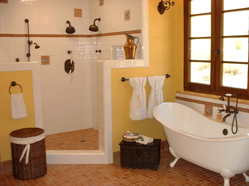 Immagine di una grande stanza da bagno padronale tradizionale con lavabo a colonna, vasca con piedi a zampa di leone, doccia doppia, WC a due pezzi, piastrelle bianche, piastrelle in ceramica, pareti gialle e pavimento in terracotta