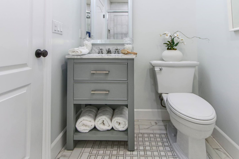 Exempel på ett litet klassiskt flerfärgad flerfärgat badrum för barn, med släta luckor, grå skåp, ett badkar i en alkov, en dusch/badkar-kombination, flerfärgad kakel, marmorkakel, marmorbänkskiva, en toalettstol med separat cisternkåpa, vita väggar, målat trägolv, ett undermonterad handfat, flerfärgat golv och dusch med skjutdörr