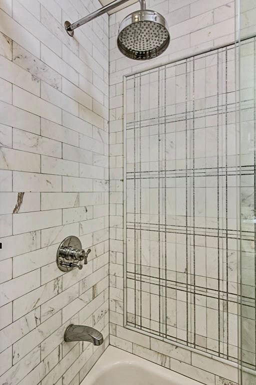 Inredning av ett klassiskt litet flerfärgad flerfärgat badrum med dusch, med släta luckor, grå skåp, ett badkar i en alkov, en dusch/badkar-kombination, en toalettstol med separat cisternkåpa, flerfärgad kakel, marmorkakel, vita väggar, målat trägolv, ett undermonterad handfat, marmorbänkskiva, flerfärgat golv och dusch med skjutdörr