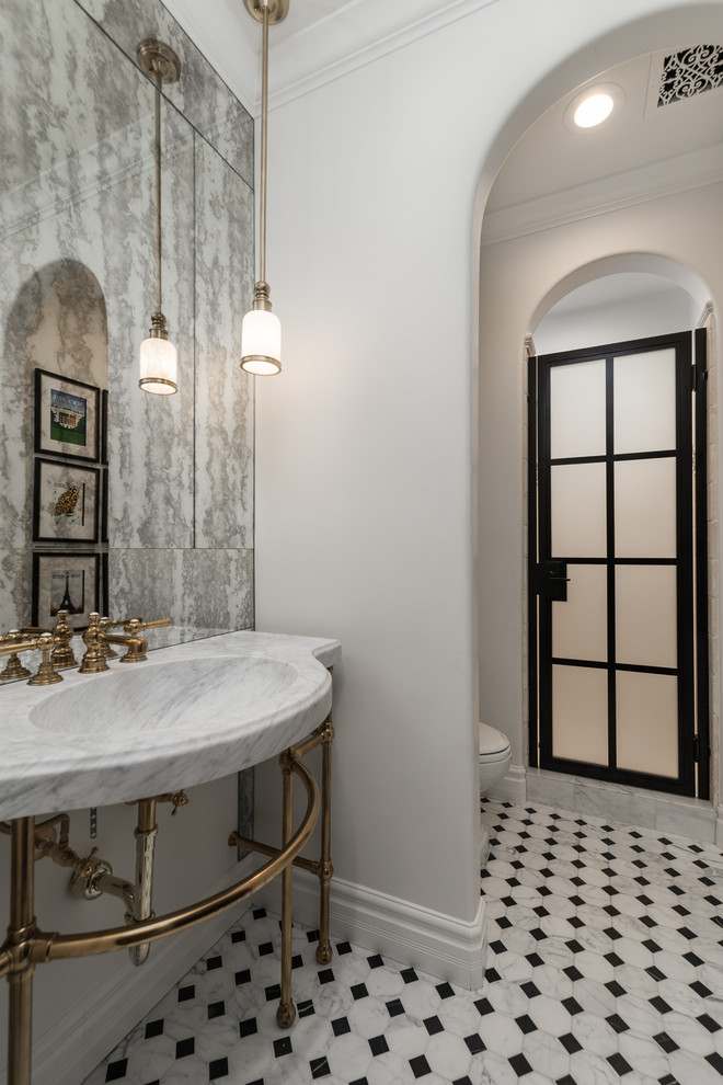 На фото: огромная главная ванная комната в средиземноморском стиле с фасадами с утопленной филенкой, черными фасадами, отдельно стоящей ванной, душем в нише, унитазом-моноблоком, зеркальной плиткой, белыми стенами, мраморным полом, консольной раковиной, мраморной столешницей, белым полом, душем с распашными дверями и разноцветной столешницей с