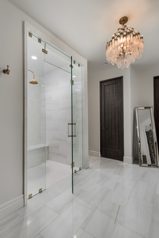 Свежая идея для дизайна: огромная главная ванная комната в средиземноморском стиле с фасадами с утопленной филенкой, черными фасадами, отдельно стоящей ванной, душем в нише, унитазом-моноблоком, разноцветной плиткой, керамогранитной плиткой, белыми стенами, мраморным полом, подвесной раковиной, мраморной столешницей, белым полом, душем с распашными дверями и белой столешницей - отличное фото интерьера