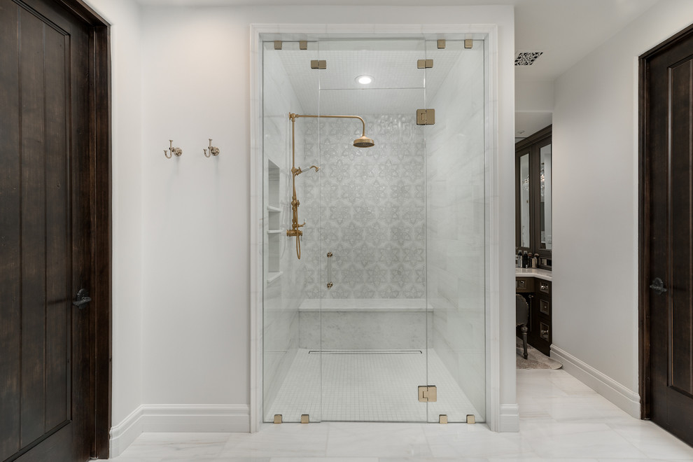 Стильный дизайн: огромная главная ванная комната в стиле кантри с коричневыми фасадами, отдельно стоящей ванной, душем в нише, унитазом-моноблоком, разноцветной плиткой, мраморной плиткой, белыми стенами, мраморным полом, настольной раковиной, мраморной столешницей, белым полом, душем с распашными дверями, разноцветной столешницей и фасадами с утопленной филенкой - последний тренд