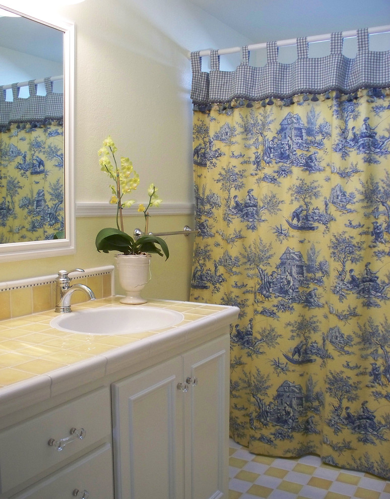 Пример оригинального дизайна: ванная комната в стиле кантри с желтой столешницей
