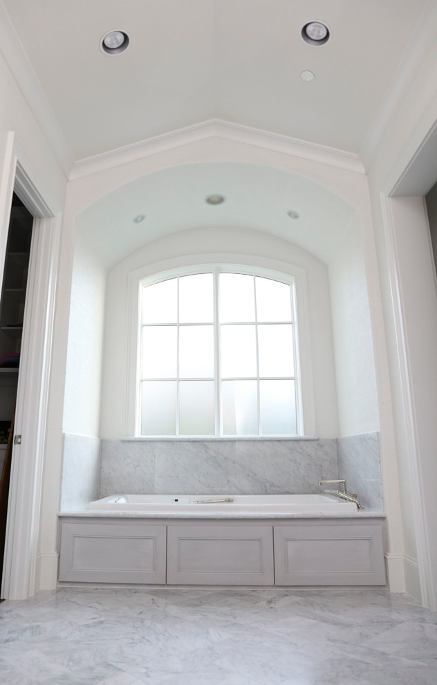 Modern inredning av ett mellanstort en-suite badrum, med luckor med upphöjd panel, grå skåp, ett badkar i en alkov, vit kakel, vita väggar, marmorgolv och marmorbänkskiva