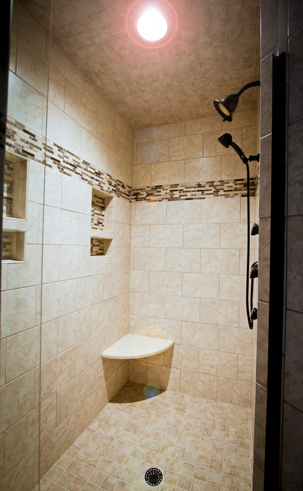 Immagine di una stanza da bagno chic con vasca con piedi a zampa di leone e parquet scuro