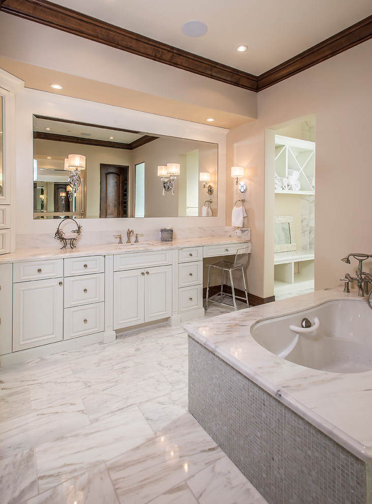 Idéer för att renovera ett mellanstort vintage en-suite badrum, med luckor med infälld panel, vita skåp, ett undermonterat badkar, vita väggar, marmorgolv, marmorbänkskiva och flerfärgat golv