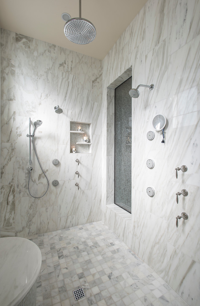 Diseño de cuarto de baño contemporáneo con ducha abierta, baldosas y/o azulejos blancos, ducha abierta y hornacina