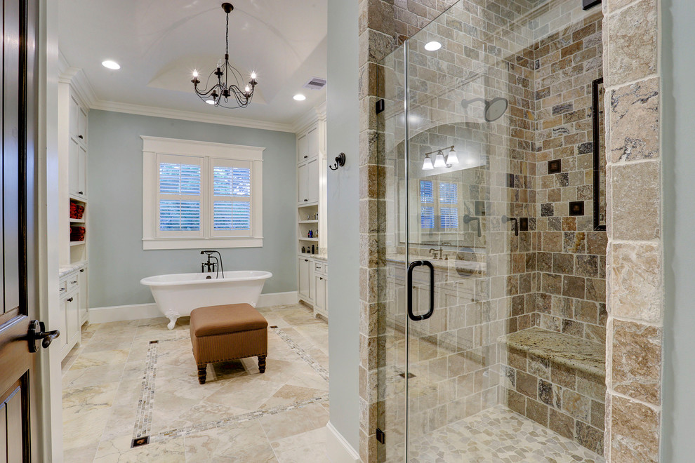 Mittelgroßes Klassisches Badezimmer En Suite mit bodengleicher Dusche, farbigen Fliesen, Falttür-Duschabtrennung, Duschbank und gewölbter Decke in Houston
