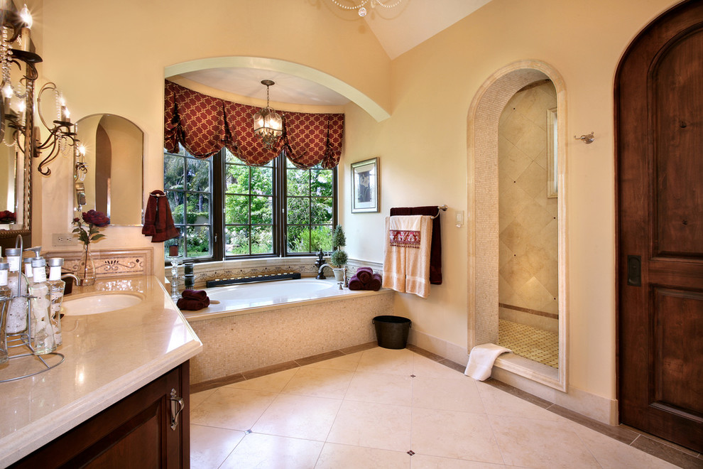 Пример оригинального дизайна: главная ванная комната среднего размера в классическом стиле с фасадами с выступающей филенкой, темными деревянными фасадами, накладной ванной, душевой комнатой, бежевыми стенами, полом из керамогранита, врезной раковиной, бежевым полом и открытым душем