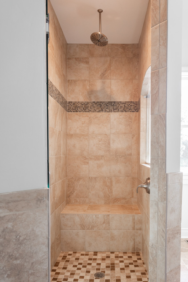 Inredning av ett rustikt mellanstort en-suite badrum, med en hörndusch, en toalettstol med separat cisternkåpa, beige kakel, porslinskakel, grå väggar, klinkergolv i porslin, ett undermonterad handfat, beiget golv och dusch med gångjärnsdörr