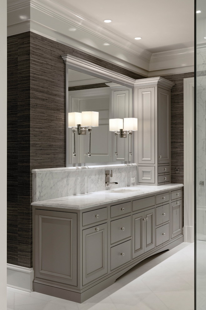Идея дизайна: огромная ванная комната в классическом стиле с фасадами с декоративным кантом, серыми фасадами, накладной ванной, душем в нише, унитазом-моноблоком, серой плиткой, плиткой мозаикой, серыми стенами, мраморным полом, врезной раковиной, мраморной столешницей, белым полом и душем с распашными дверями