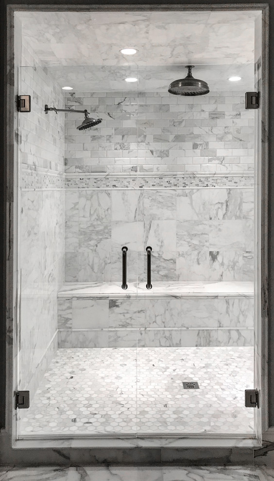Стильный дизайн: ванная комната в классическом стиле с фасадами с выступающей филенкой, белыми фасадами, накладной ванной, душевой комнатой, унитазом-моноблоком, черно-белой плиткой, мраморной плиткой, серыми стенами, мраморным полом, врезной раковиной, столешницей из искусственного кварца, белым полом, душем с распашными дверями и белой столешницей - последний тренд