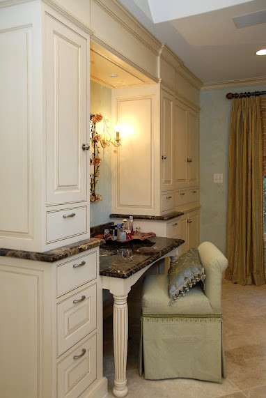Inspiration för ett mellanstort vintage en-suite badrum, med luckor med upphöjd panel, beige skåp, ett platsbyggt badkar, blå väggar, travertin golv, ett undermonterad handfat, granitbänkskiva och beiget golv