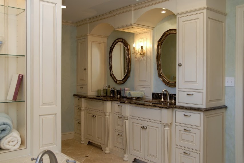 Foto di una stanza da bagno padronale tradizionale di medie dimensioni con ante con bugna sagomata, ante beige, pareti blu, pavimento in travertino, lavabo sottopiano, top in granito, pavimento beige e vasca da incasso
