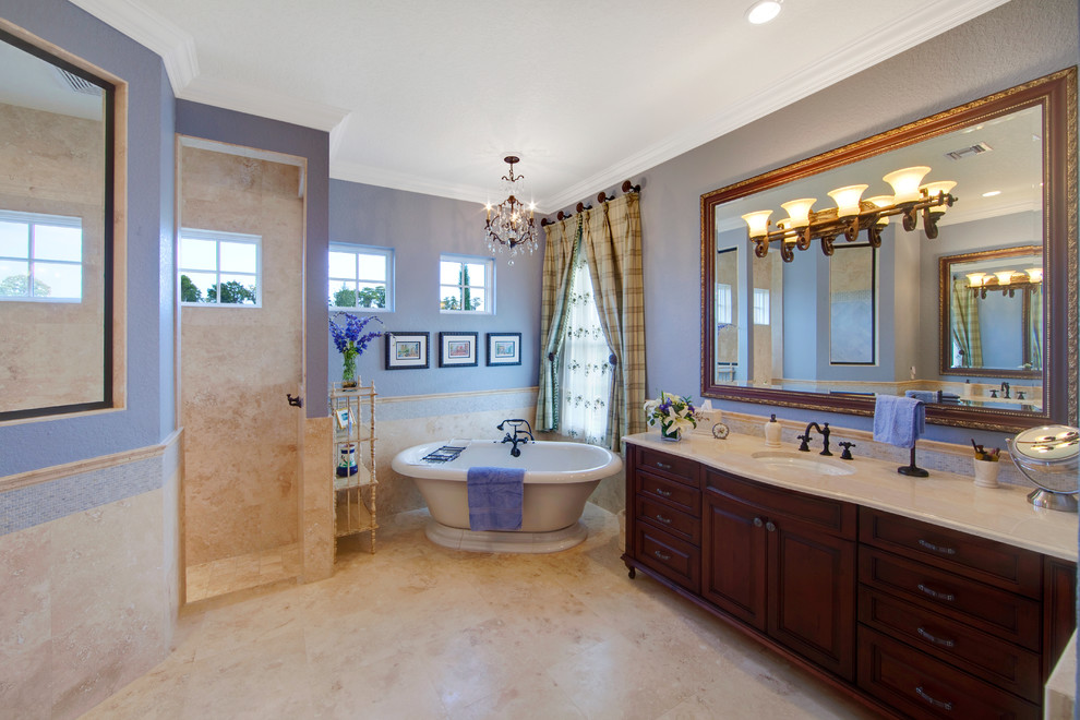 Стильный дизайн: ванная комната: освещение с отдельно стоящей ванной и фасадами с выступающей филенкой - последний тренд