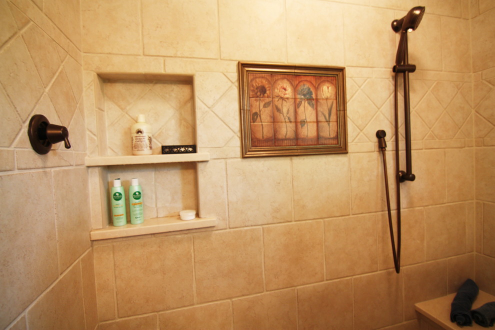 Foto di una stanza da bagno padronale classica di medie dimensioni con top in marmo, doccia alcova, piastrelle beige, piastrelle in pietra, pareti beige e pavimento con piastrelle in ceramica