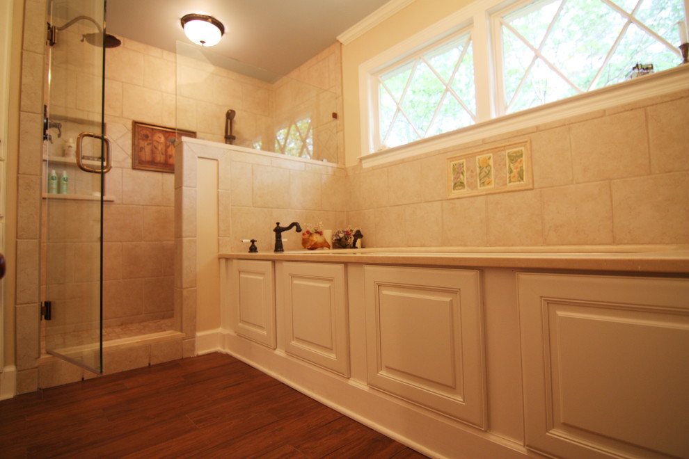 Inspiration för ett mellanstort vintage en-suite badrum, med luckor med upphöjd panel, vita skåp, marmorbänkskiva, ett undermonterat badkar, en dusch i en alkov, beige kakel, stenkakel, beige väggar och klinkergolv i keramik