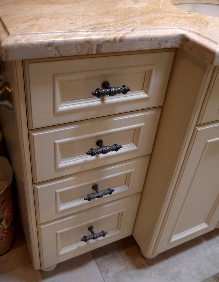 Imagen de cuarto de baño principal clásico pequeño con armarios tipo mueble, puertas de armario beige, encimera de mármol, baldosas y/o azulejos beige y suelo de mármol