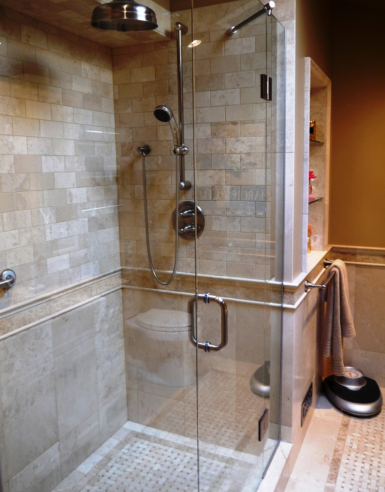 Foto de cuarto de baño tradicional con encimera de mármol, ducha empotrada, baldosas y/o azulejos beige y baldosas y/o azulejos de piedra