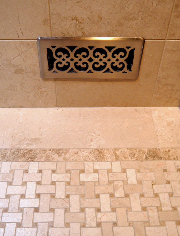 Diseño de cuarto de baño tradicional con baldosas y/o azulejos beige y baldosas y/o azulejos de piedra