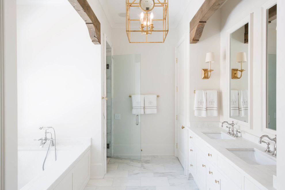 Exempel på ett stort klassiskt en-suite badrum, med skåp i shakerstil, vita skåp, ett undermonterat badkar, en dusch i en alkov, grå kakel, vit kakel, stenkakel, vita väggar, marmorgolv, ett undermonterad handfat och marmorbänkskiva