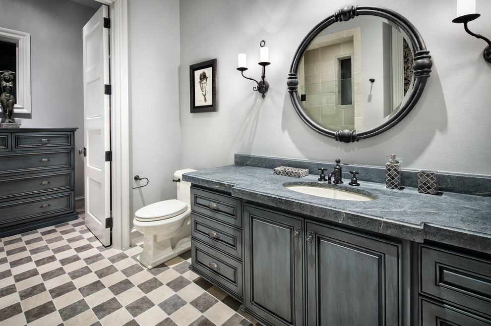 Свежая идея для дизайна: ванная комната в средиземноморском стиле с фасадами цвета дерева среднего тона, ванной в нише, душем над ванной и врезной раковиной - отличное фото интерьера