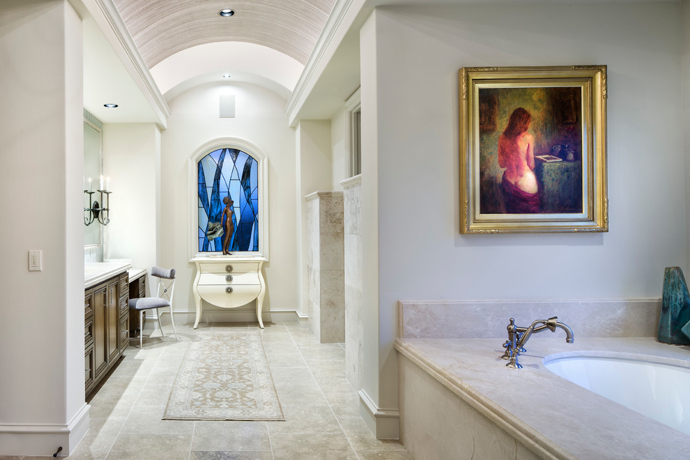 Geräumiges Badezimmer En Suite mit Schrankfronten mit vertiefter Füllung, hellbraunen Holzschränken und Unterbauwanne in Austin