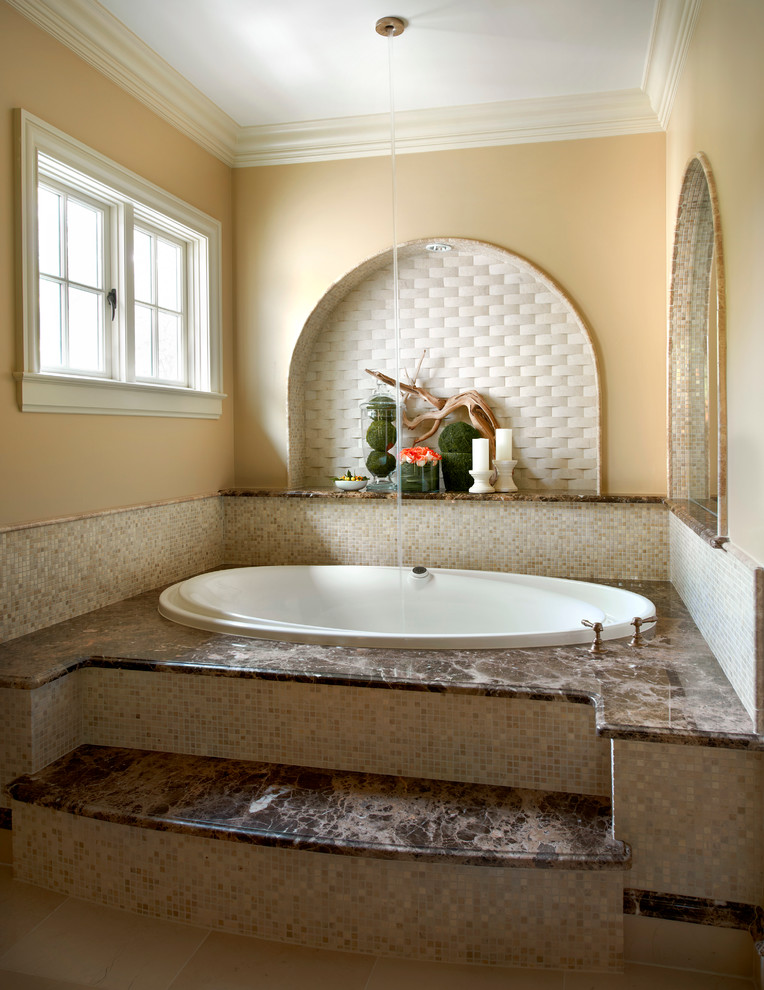 Свежая идея для дизайна: ванная комната в классическом стиле с окном - отличное фото интерьера